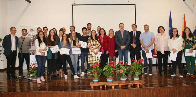 Los galardonados con la consejera de Educación (Foto TA)